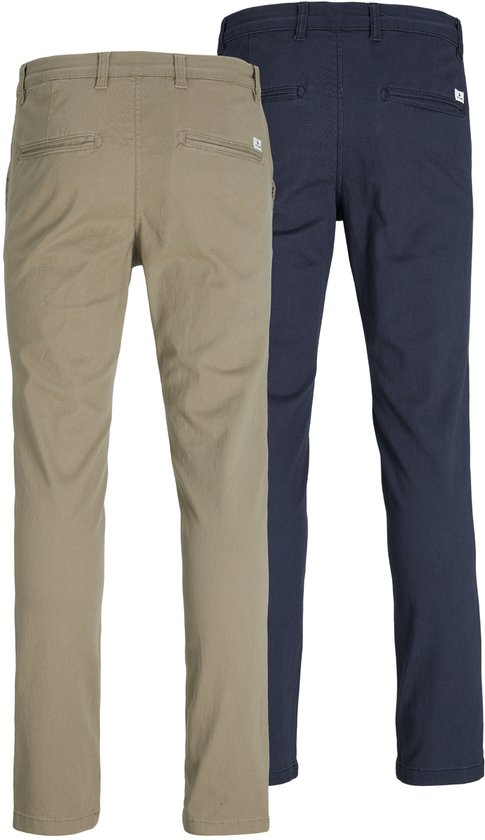 Achterkant van een beige en een marineblauwe chino, staand naast elkaar.
