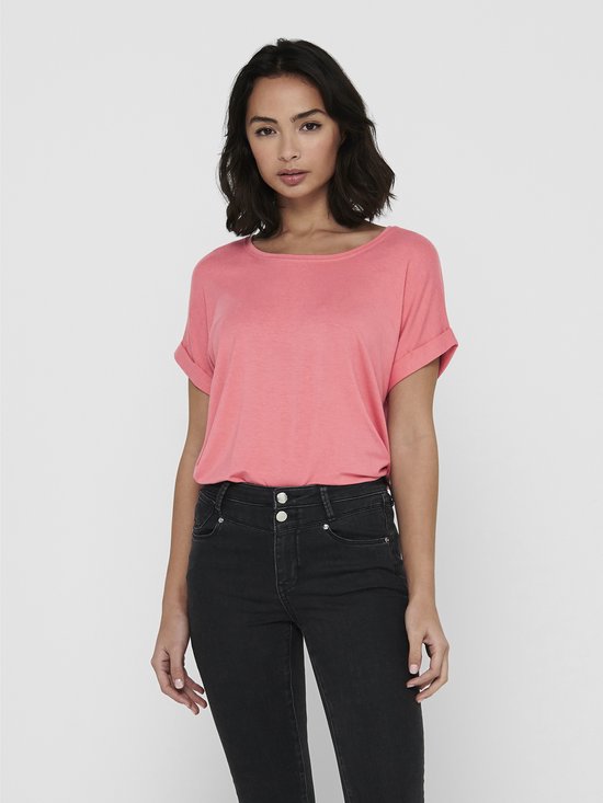 Roze dames T-shirt met korte omgeslagen mouwen en boothals, gedragen op een zwarte jeans met knopen.