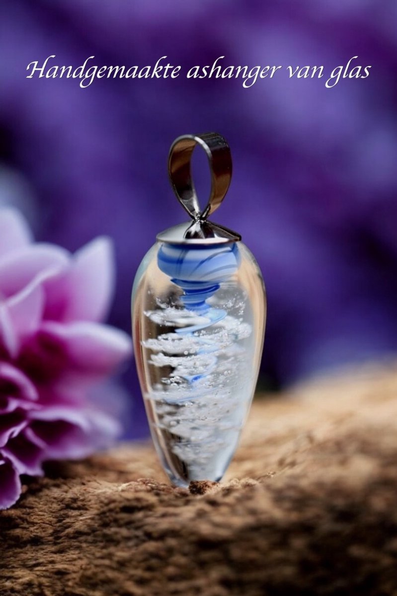 Urn sieraad – as-sieraad van glas met swirl – druppelvorm met wit-blauwe glaslijn – dames gedenksieraad
