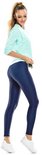 Lichtgroen Winshape sportshirt met driekwart mouwen, gedragen door een vrouw met marineblauwe legging en witte sneakers.