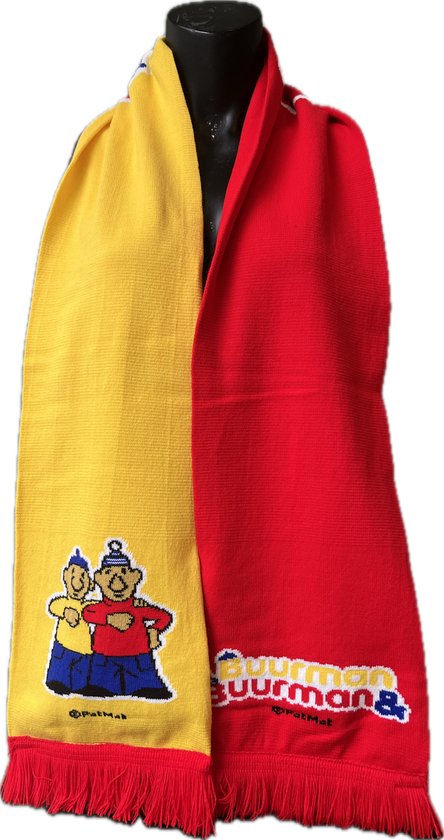 Gele met rode sjaal gedrapeerd over een zwarte paspop, met geborduurde figuren en 'Ajeto' logo. Franjes aan de onderkant.