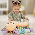 Baby speelt met het zachte oranje VTech Tummy Time Knuffelhertje met paarse vleugels en een interactieve piano.