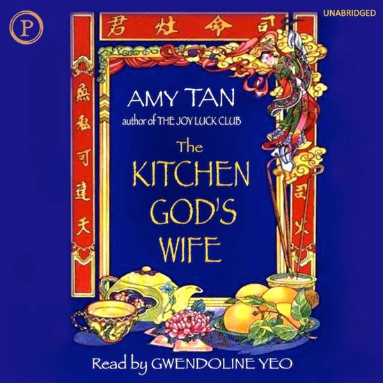 Boekcover van 'The Kitchen God's Wife' door Amy Tan. Met gouden letters, een rood en goud kader met Chinese karakters en illustraties van een theepot, kopjes, bloem en fruit.
