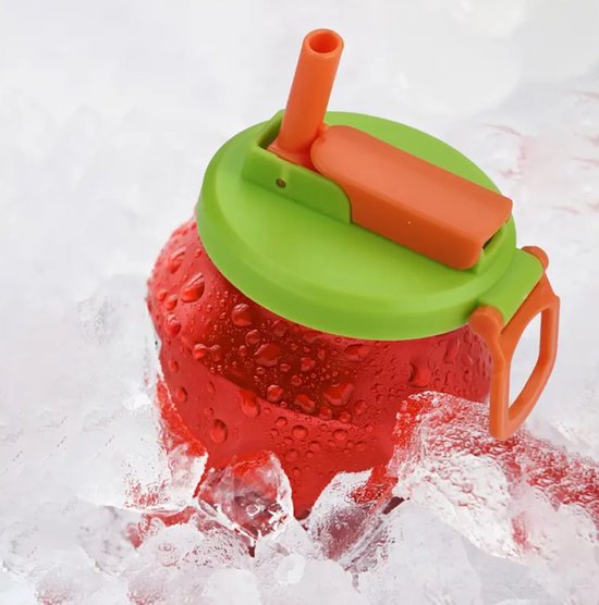 Rood blikje met rietje en groene dop, omringd door ijsblokjes.