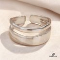 Zilverkleurige ring met twee overlappende banden, glanzend afgewerkt.