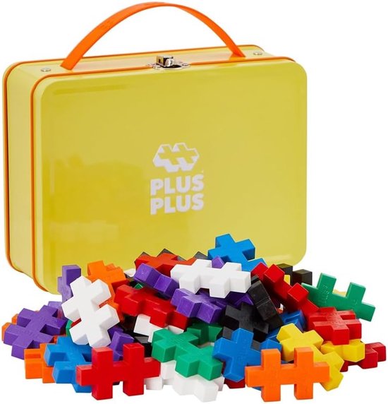 Une boîte jaune avec une poignée orange, à côté d'une pile de blocs Plus-Plus colorés.