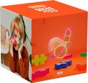 Doos van Plus-Plus BIG met op de zijkant een jongetje die een driehoek vormt met stenen en neon illustraties.
