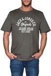 Man met donkergrijs Jack & Jones T-shirt met witte opdruk 'JACK & JONES CO. ORIGINALS JEANS WEAR EST.1990'