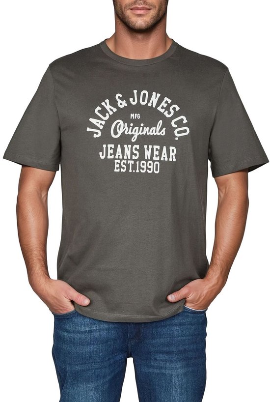 Man met donkergrijs Jack & Jones T-shirt met witte opdruk 'JACK & JONES CO. ORIGINALS JEANS WEAR EST.1990'