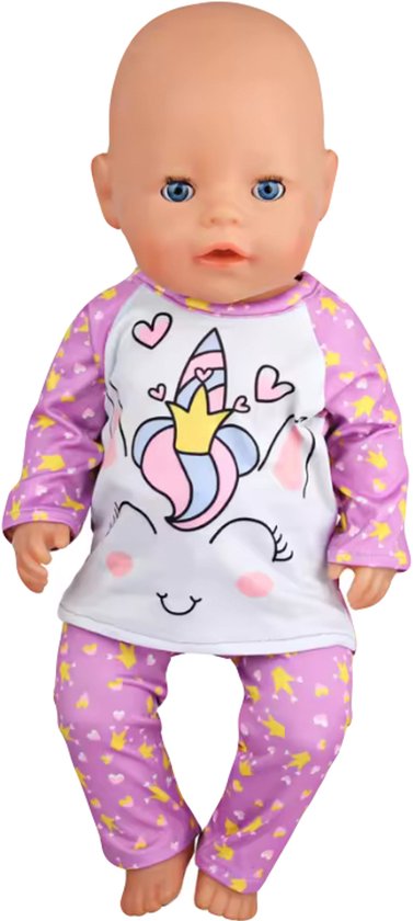 Baby pop in paarse pyjama met eenhoorn en kroontjesprint. De pyjama heeft lange mouwen en een broek.