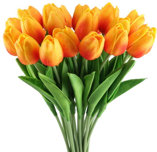 Boeket oranjegele tulpen met groene bladeren, op een witte achtergrond.