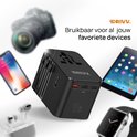 Zwarte DRIVV. wereldstekker omringd door elektronica: smartphone, smartwatch, oortjes en camera. Bruikbaar voor al je devices.