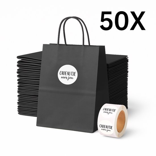 Stapel van 50 zwarte papieren draagtassen, één tas op de voorgrond met een witte cirkelvormige sticker met de tekst 'Cadeautje voor jou'. Rol met stickers ernaast.