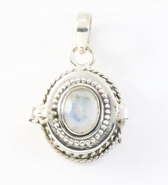 Médaillon en argent décoré de façon traditionnelle avec pierre de lune arc-en-ciel