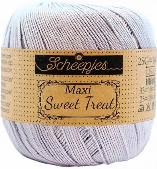 Bol lichtgrijs Scheepjes Maxi Sweet Treat garen met bruine wikkel met logo.