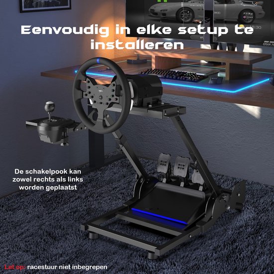 Zwarte racefietsstandaard met racestuur, pedalen en schakelpook op een vloerkleed, naast een bureau met monitor.