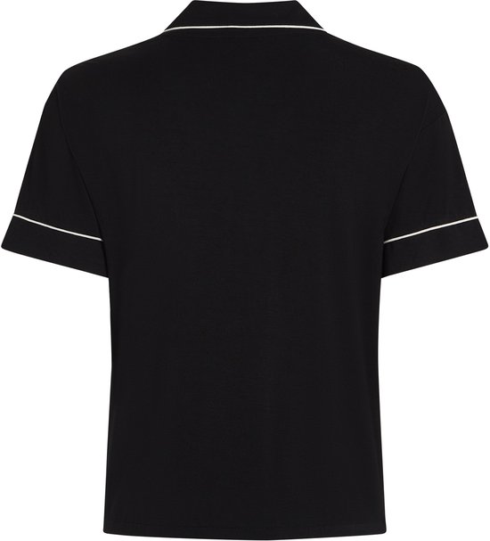 Zwart pyjamashirt met korte mouwen en witte piping op de kraag, mouwen en borstzak.