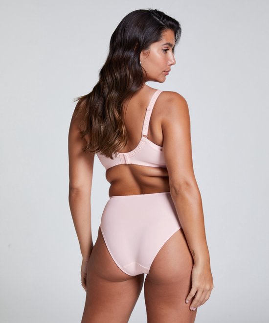 Model van achteren gezien, draagt roze bh en hoge slip.