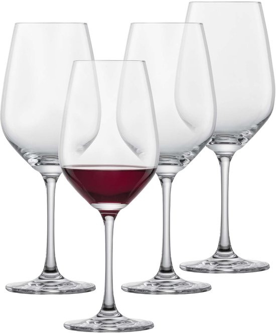 Quatre verres à vin sur fond blanc. Un rempli de vin rouge, trois vides.