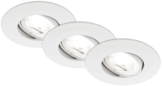 Drie witte, ronde inbouwspots met heldere lampen, op een witte achtergrond.
