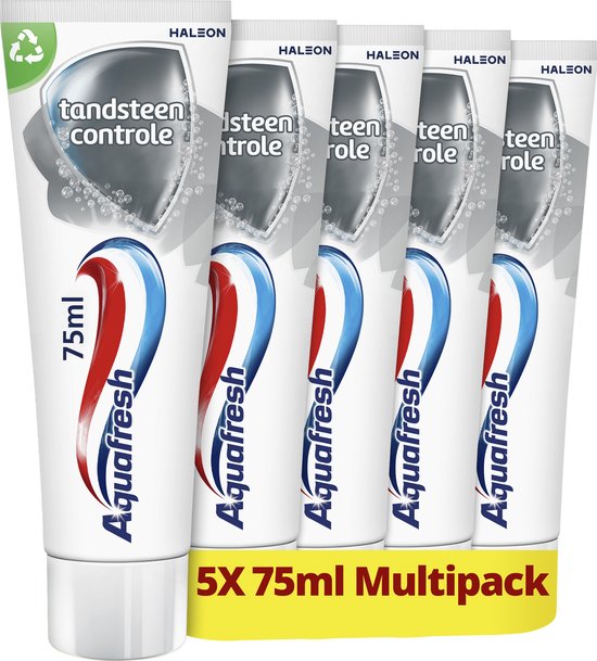 Vijf tubes Aquafresh tandpasta met rode, witte en blauwe strepen. 5x 75ml Multipack.
