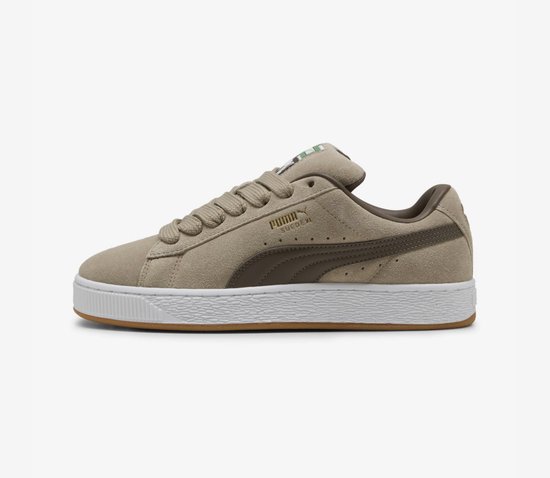 Zijaanzicht van Puma Suede XL in beige suède, voorzien van goudkleurige branding en bruine accenten.