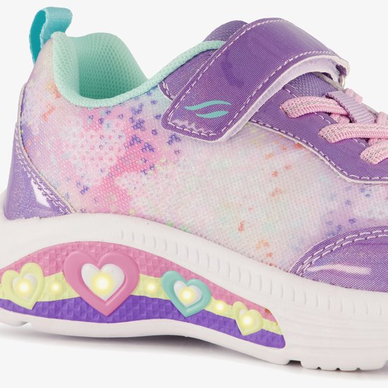 Linkerkant van paarse sneaker met print, hartjes met lichtjes en klittenband.