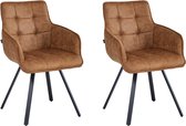 Set van twee bruine eetkamerstoelen met armleuningen en zwarte, schuine poten. De zitting en rugleuning zijn vierkant doorgestikt.