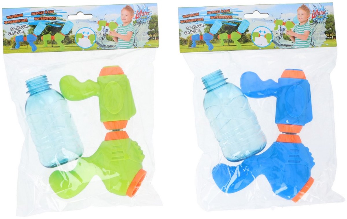 Eddy Toys waterpistool met flesontwerp - gemaakt van kunststof - inhoud van 0,125 liter - geschikt vanaf 3 jaar - makkelijk te vullen met water - kleur blauw of groen - afmetingen 25x18,4x5,2 cm