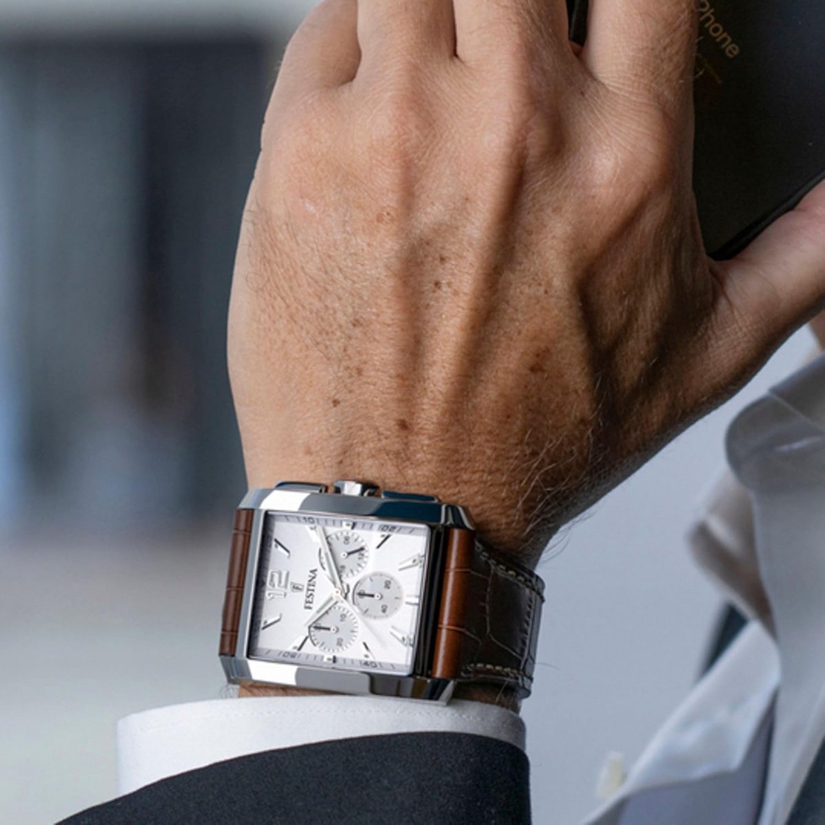 Analoge herenhorloge met klassiek uurwerk en leren band