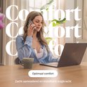 Vrouw werkt aan laptop met mobiele telefoon aan oor, draagt borstkolf. Biedt optimaal comfort en zacht aanvoelende zuigkracht.