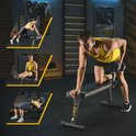 Collage met een man die een dumbbell row doet, een vrouw die push-ups doet, een man die sit-ups doet en een vrouw die glute bridges doet op een zwarte trainingsbank.