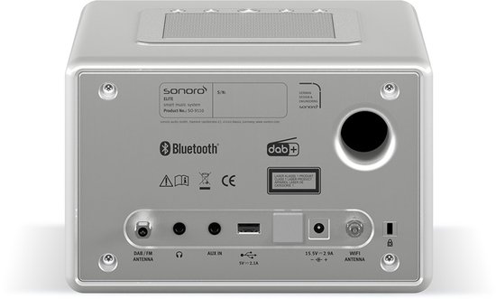 Achterkant van zilverkleurige radio met CD-speler, toont aansluitingen zoals antenne, aux, USB en netsnoer.
