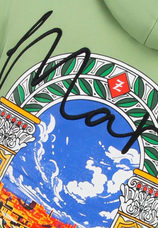 Detail van de grafische print op de rug van de lichtgroene hoodie met de tekst 'Maroc' en een Marokkaanse markt.