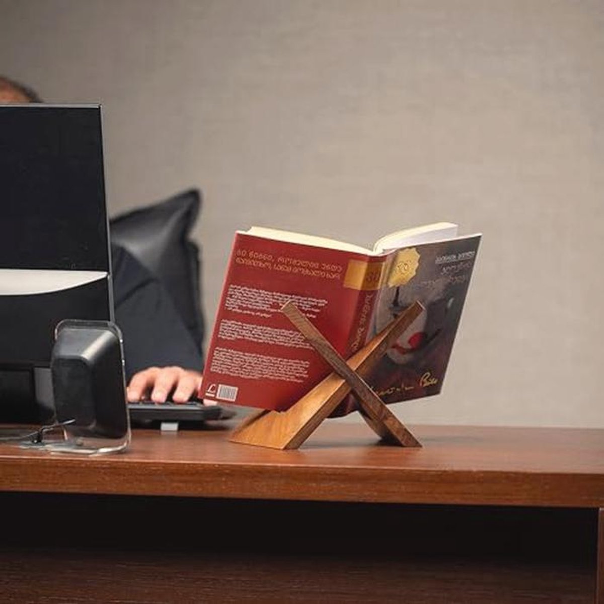 Houten Kookboekstandaard - Handgemaakte Walnoten Boekhouder voor Handsfree Lezen - Kookboek Steun voor Aanrecht - Recept Houder en Leeshulpmiddel voor Keuken — cadeau in Kookcadeaus - foto 3