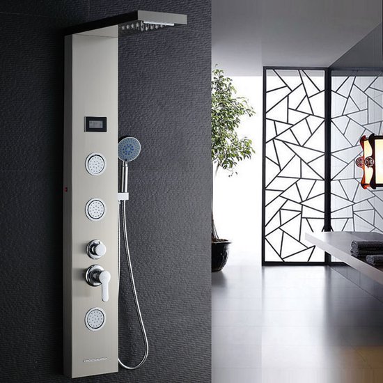 Douchepaneel van geborsteld metaal met led-verlichting, digitale display en handdouche, in een moderne badkamer met een decoratieve wand.