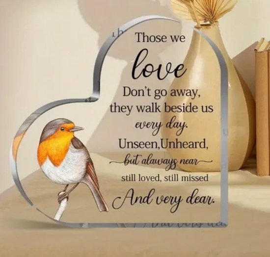Hartvormige herdenkingsdecoratie met een roodborstje en de tekst 'Those we love... And very dear.'