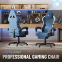 Twee blauwe professionele gaming stoelen met witte biezen, op wieltjes, in een gamekamer.