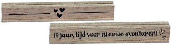 Twee houten fotostandaards. Eén met hartjes en een lijn, de andere met de tekst "18 jaar, tijd voor nieuwe avonturen!".