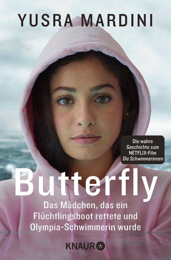 Portret van Yusra Mardini in een roze hoodie tegen een achtergrond van woelige zee voor het boek Butterfly.