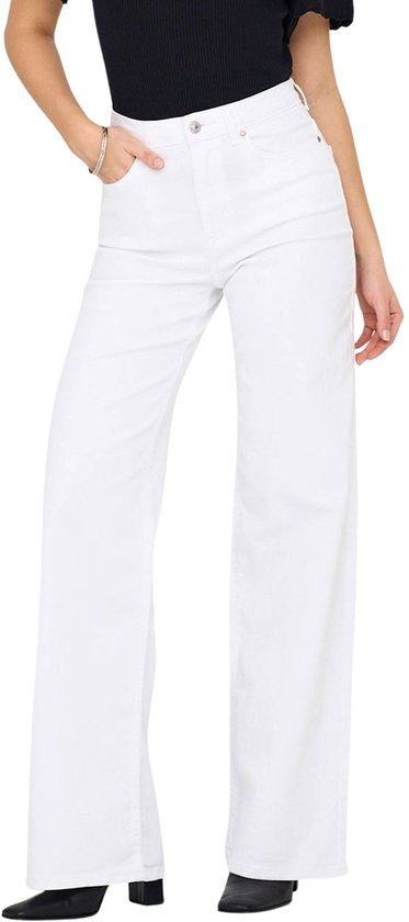 Witte high waist wide-leg jeans, gedragen door een model met zwarte schoenen.