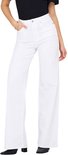 Witte high waist wide-leg jeans, gedragen door een model met zwarte schoenen.