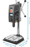 Zwarte boormachine met afmetingen: breedte 280 mm, diepte 330 mm, hoogte 640 mm.