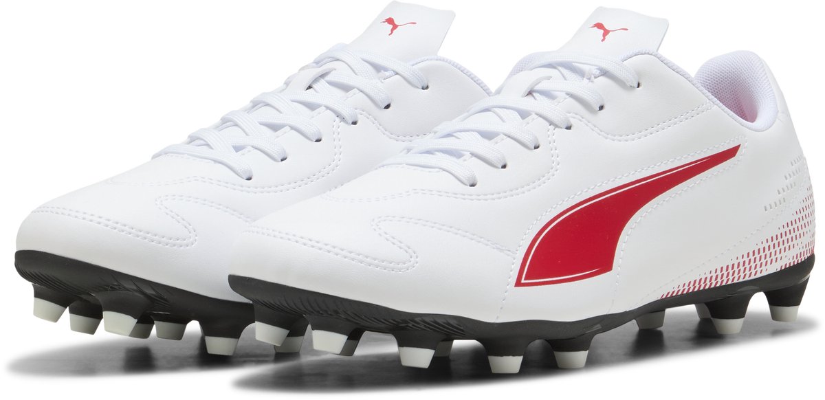 PUMA VITORIA II FG/AG voetbalschoenen in wit met rode accenten, ontworpen voor comfort en duurzaamheid.