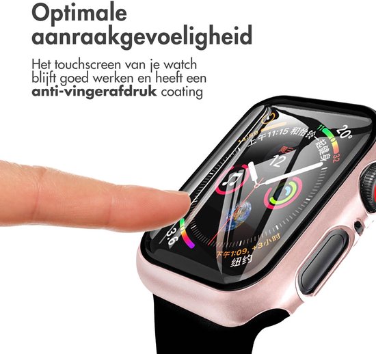 Rosegouden smartwatch case om een Apple Watch, terwijl een vinger het touchscreen bedient.