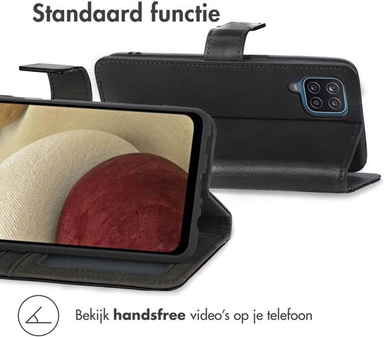 Zwarte book case opengewerkt om een telefoonvideo handsfree te bekijken.