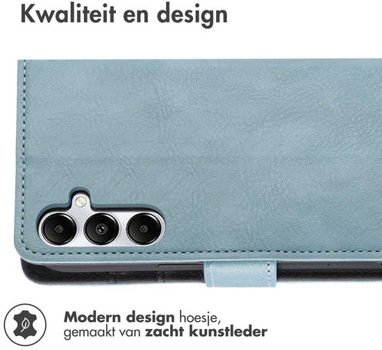 Lichtblauwe telefoonhoes in boekstijl, close-up van de kunstlederen textuur en cameralensopening.