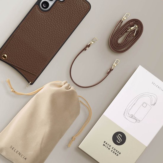 Étui de téléphone marron, cordon marron, pochette en tissu beige et emballage Selencia sur fond gris.