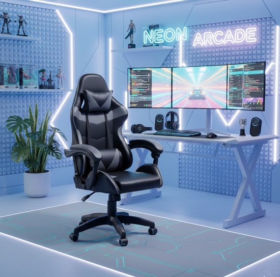 Zwarte ergonomische bureaustoel met grijze accenten, in een gamingruimte met blauwe neonverlichting en drie monitoren.