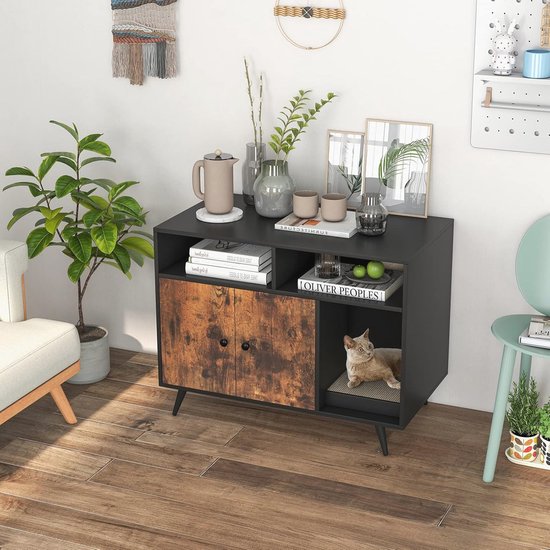 Zwarte kattenbakkast met rustieke houten deuren, opbergvakken, krabpad en een kat in een modern interieur.